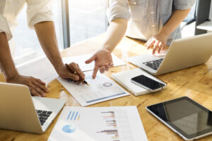 Business people meeting - Menu Alphaville