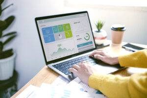 Businesspeople working in finance and accounting Analyze financi - Menu Alphaville